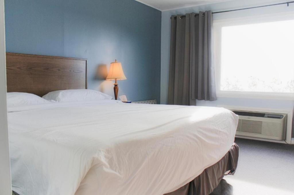 Carolyn Beach Inn Thessalon Екстер'єр фото