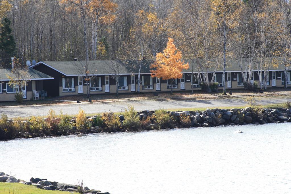Carolyn Beach Inn Thessalon Екстер'єр фото
