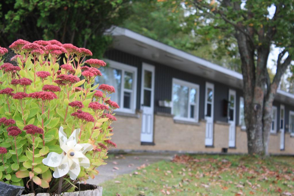 Carolyn Beach Inn Thessalon Екстер'єр фото