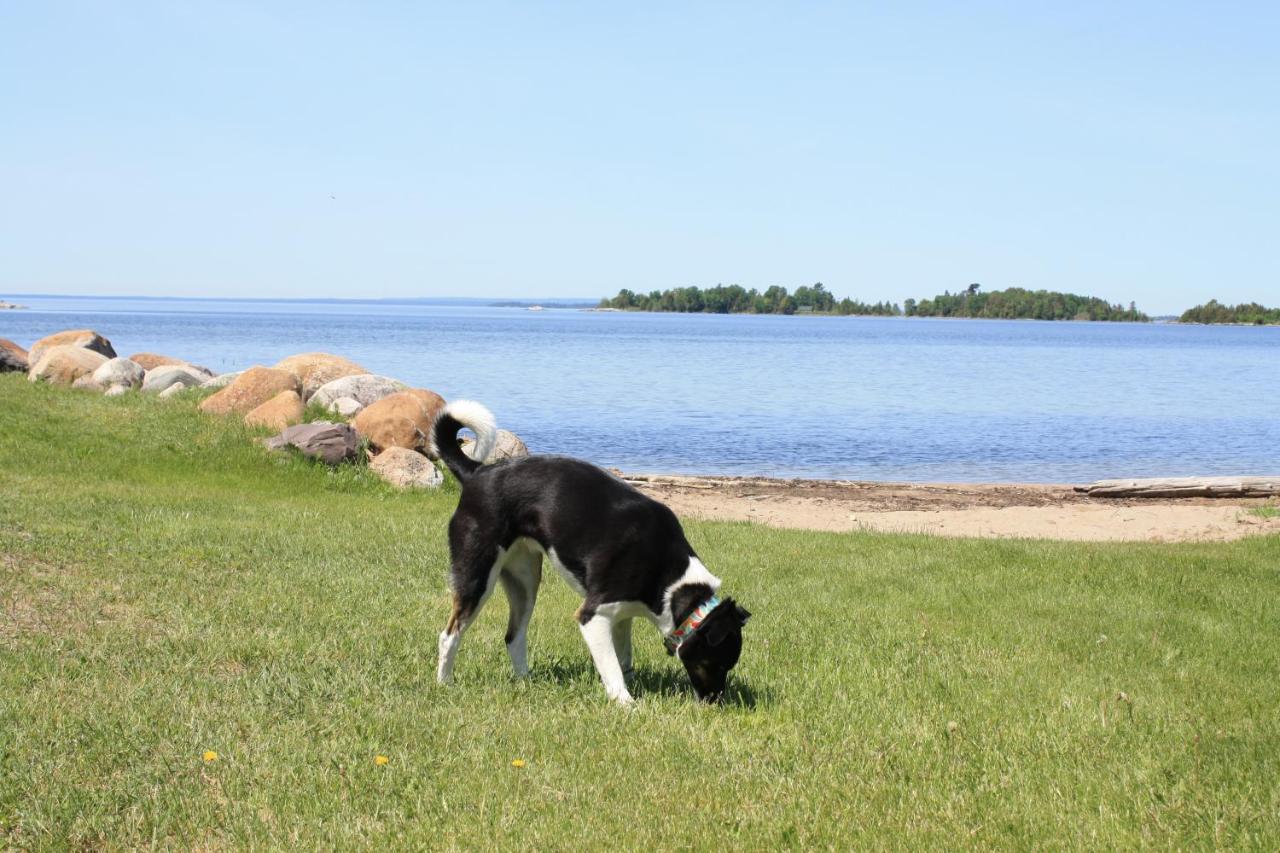 Carolyn Beach Inn Thessalon Екстер'єр фото